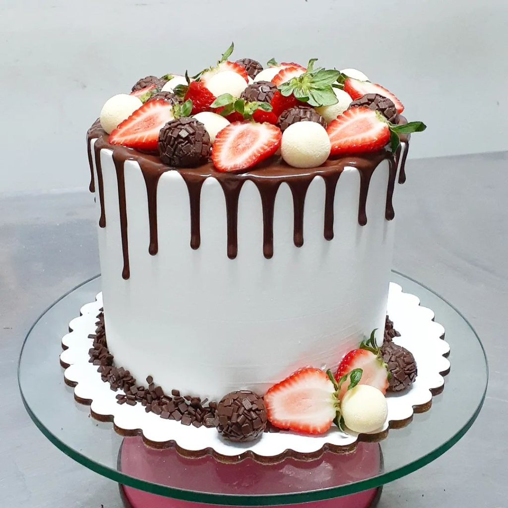 Bolo Drip Cake